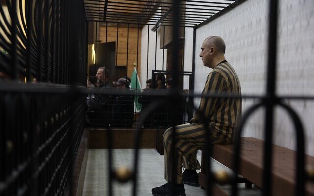Atef Najib, ancien chef de la branche de la sécurité politique dans la région de Deraa sous le régime de Bachar al-Assad, dans le box des accusés lors d'une audience au Palais de justice de Damas, en Syrie, le 26 avril 2026. (Crédit : Ghaith Alsayed/AP)