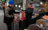 Des Iraniens vaquent à leurs occupations autour du grand bazar traditionnel de Téhéran, en Iran, le 29 mars 2026. (Crédit: Vahid Salemi/AP)
