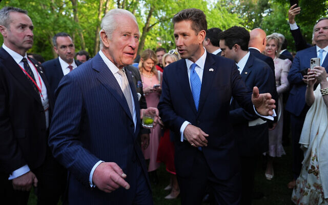 Le roi Charles III d'Angleterre et l'ambassadeur britannique aux États-Unis, Christian Turner (à droite), assistent à une garden-party à l'ambassade britannique, le lundi 27 avril 2026, à Washington. (Crédit: AP Photo/Julia Demaree Nikhinson, Pool) Le roi Charles III d'Angleterre et l'ambassadeur britannique aux États-Unis, Christian Turner (à droite), assistent à une garden-party à l'ambassade britannique, le lundi 27 avril 2026, à Washington. (Crédit: AP Photo/Julia Demaree Nikhinson, Pool)