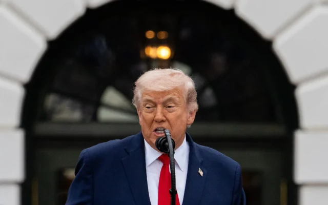 Le président américain Donald Trump s'exprime lors de la cérémonie d'accueil organisée à l'occasion de la visite d'État du roi Charles III et de la reine Camilla d'Angleterre, sur la pelouse sud de la Maison Blanche, le 28 avril 2026, à Washington. (Crédit: AP Photo/Alex Brandon)