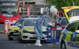 Des experts médico-légaux inspectent les lieux après que deux personnes ont été poignardées dans le quartier de Golders Green, qui compte une importante communauté juive, à Londres, au Royaume-Uni, le 29 avril 2026. (Crédit: AP Photo/Kin Cheung)