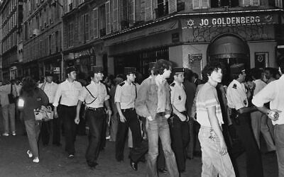 Des policiers et d'autres personnes devant le restaurant et épicerie fine juif Jo Goldenberg, à Paris, après l'attaque terroriste dont il a été victime le 9 août 1982. (Crédit : AP Photo/Aulnay) Des policiers et d'autres personnes devant le restaurant et épicerie fine juif Jo Goldenberg, à Paris, après l'attaque terroriste dont il a été victime le 9 août 1982. (Crédit : AP Photo/Aulnay)