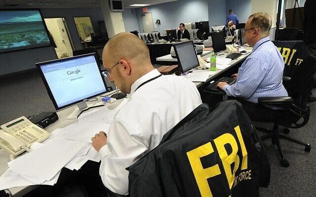 Illustration : Des agents du FBI et d'autres services de police à l'œuvre, à New York. (Crédit : Louis Lanzano/AP) Illustration : Des agents du FBI et d'autres services de police à l'œuvre, à New York. (Crédit : Louis Lanzano/AP)