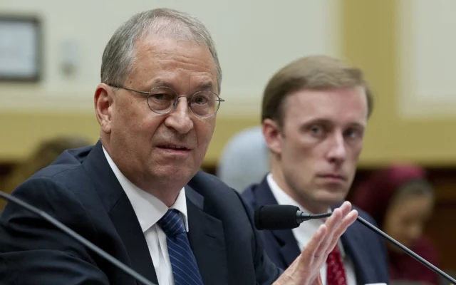 David Albright, président de l'Institut pour la science et la sécurité internationale (à gauche), accompagné de Jake Sullivan, ancien directeur de la planification politique au Département d'État, lors d'une audition sur l'Iran devant la commission des affaires étrangères de la Chambre des représentants à Washington, mercredi 11 octobre 2017. (Crédit: AP Photo/Jose Luis Magana)