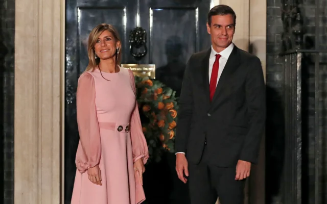 Le Premier ministre espagnol Pedro Sanchez et son épouse Begona Gomez arrivent au 10 Downing Street à Londres, le 3 décembre 2019 (Crédit : AP/Alastair Grant, archives)