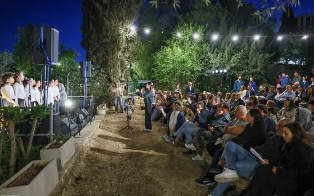 Lors d'un événement organisé dans le cadre de l'initiative "Les jeunes, créateurs de mémoire", des musiciens ont écrit des chansons en hommage aux disparus du 7 octobre 2023 en collaboration avec des familles endeuillées (Autorisation)
