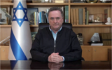 Le ministre de la Défense, Israel Katz, s'exprimant depuis son bureau le 14 avril 2026. (Crédit : Capture d'écran)