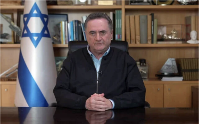 Le ministre de la Défense, Israel Katz, s'exprimant depuis son bureau le 14 avril 2026. (Crédit : Capture d'écran)