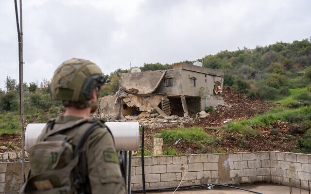 Un soldat de l'armée israélienne se tenant près d'une maison détruite, dans le village d'Ayta ash-Shab, dans le sud du Liban, le 19 avril 2026. (Crédit : Emanuel Fabian/Times of Israel)