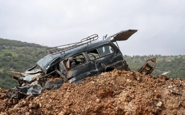 Une voiture détruite dans le village d'Ayta ash-Shab, dans le sud-Liban, le 19 avril 2026. (Emanuel Fabian/Times of Israel)