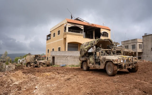 Des soldats israéliens à bord de leur Humvee dans le village d'Ayta ash-Shab, dans le sud-Liban, le 19 avril 2026. (Emanuel Fabian/Times of Israel)