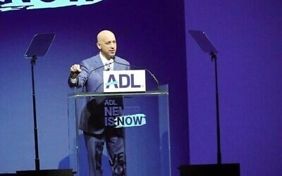 Jonathan Greenblatt, directeur de l'ADL, lors de la conférence annuelle « Never Is Now » organisée par l'association à New York, le 16 mars 2026. (Crédit : Luke Tress/Times of Israel)