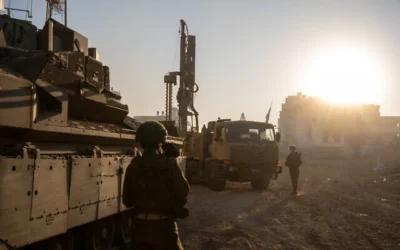 Une plateforme de forage montée sur camion du service d'ingénierie de combat de Tsahal est stationnée sur la place Palestine, dans le quartier Rimal, à Gaza-City, le 19 décembre 2023. (Emanuel Fabian/Times of Israel)