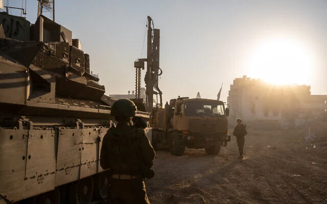 Une plateforme de forage montée sur camion du service d'ingénierie de combat de Tsahal est stationnée sur la place Palestine, dans le quartier Rimal, à Gaza-City, le 19 décembre 2023. (Emanuel Fabian/Times of Israel) Une plateforme de forage montée sur camion du service d'ingénierie de combat de Tsahal est stationnée sur la place Palestine, dans le quartier Rimal, à Gaza-City, le 19 décembre 2023. (Emanuel Fabian/Times of Israel)