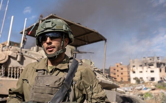 Le lieutenant-colonel Daniel Ella, commandant du 52ᵉ bataillon de la 401ᵉ brigade du Corps Blindé Mécanisé, s'adressant aux journalistes, dans le quartier de Tuffah, à Gaza-City, le 21 janvier 2024. (Crédit : Emanuel Fabian/Times of Israel)