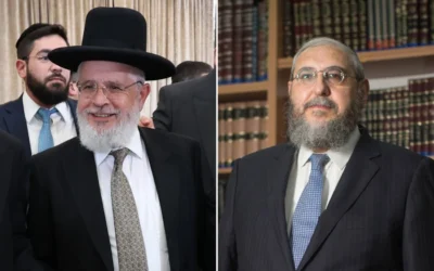 Les deux principaux candidats au poste de grand rabbin de Tel Aviv. Une commission spéciale doit désigner l’un des candidats le 26 avril 2026. À gauche : le rabbin Zevadia Cohen. (Crédit : Wikipedia) À droite : le rabbin Haim Amsalem. (Crédit : Yonatan Sindel/Flash90)