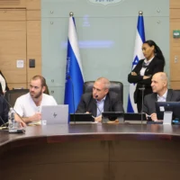 Le député Hanoch Milwidsky (Likud) préside une réunion de la commission des Finances de la Knesset, le 14 avril 2026. (Crédit : Dani Shem-Tov/Bureau du porte-parole de la Knesset)