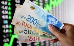 Illustration : Shekels israéliens, le 24 septembre 2023. (Crédit : Hadar Youavian/FLASH90)