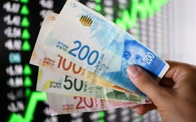 Illustration : Shekels israéliens, le 24 septembre 2023. (Crédit : Hadar Youavian/FLASH90) Illustration : Shekels israéliens, le 24 septembre 2023. (Crédit : Hadar Youavian/FLASH90)