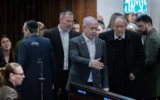 Le Premier ministre Benjamin Netanyahu est entouré de députés compatissants après avoir quitté l'hôpital, moins de deux jours après son opération de l'ablation de la prostate, pour participer à un vote crucial sur le budget à la Knesset, le 31 décembre 2024. Son médecin, Tzvi Berkovitz, se trouve à droite. (Crédit: Chaim Goldberg/Flash90)
