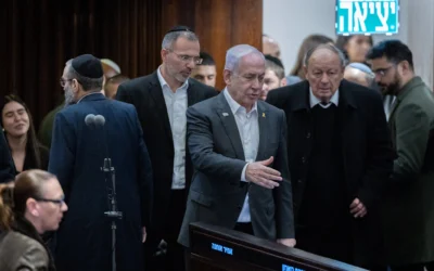 Le Premier ministre Benjamin Netanyahu est entouré de députés compatissants après avoir quitté l'hôpital, moins de deux jours après son opération de l'ablation de la prostate, pour participer à un vote crucial sur le budget à la Knesset, le 31 décembre 2024. Son médecin, Tzvi Berkovitz, se trouve à droite. (Crédit: Chaim Goldberg/Flash90)