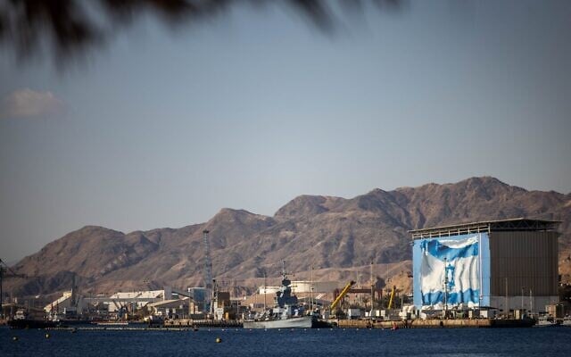 Une corvette de classe Saar 6 équipée d’une batterie de missiles Dôme de fer patrouillant au large d’Eilat, le 10 février 2025. (Crédit : Chaïm Goldberg/Flash90)