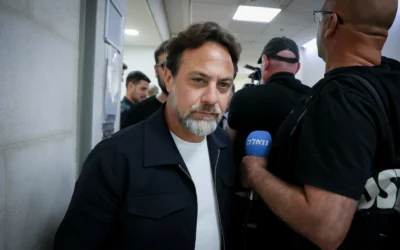 Ofer Golan arrive à l’audience de Jonatan Urich et Eli Feldstein dans le cadre de l’enquête dite « Qatargate », au tribunal de première instance de Rishon Lezion, le 3 avril 2025. (Crédit : Jonatan Shaul/Flash90) Ofer Golan arrive à l’audience de Jonatan Urich et Eli Feldstein dans le cadre de l’enquête dite « Qatargate », au tribunal de première instance de Rishon Lezion, le 3 avril 2025. (Crédit : Jonatan Shaul/Flash90)