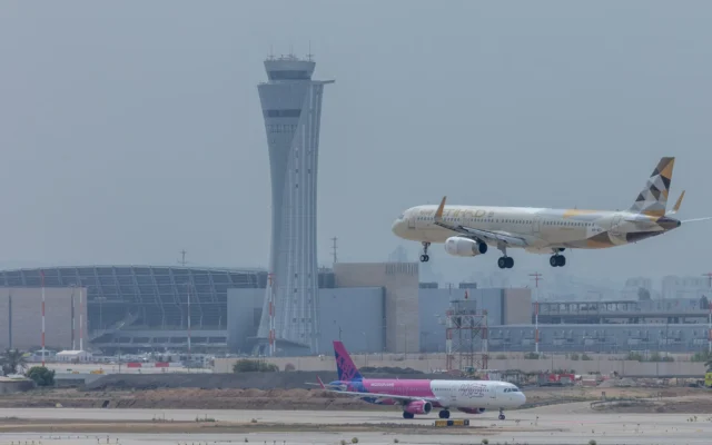 Un avion d’Etihad Airways décolle de l’aéroport international Ben Gurion en Israël, le 7 avril 2025. Illustration (Crédit : Yossi Aloni/Flash90)