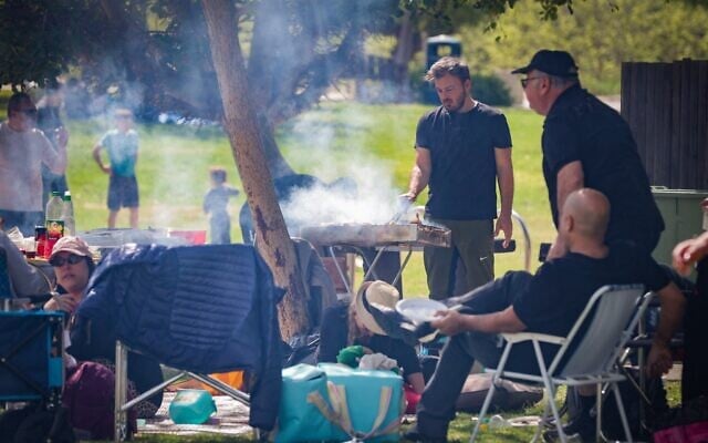 Photo : Des gens font un barbecue durant les fêtes de Pessah à Herzliya, le 13 avril 2025 (Crédit : Tal Gal/Flash90)