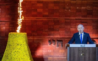 Le Premier ministre Benjamin Netanyahu s’exprime au musée du Mémorial de la Shoah de Yad Vashem, à Jérusalem, alors qu’Israël marque la Journée annuelle de commémoration de la Shoah, le 23 avril 2025. (Crédit : Chaim Goldberg/Flash90) Le Premier ministre Benjamin Netanyahu s’exprime au musée du Mémorial de la Shoah de Yad Vashem, à Jérusalem, alors qu’Israël marque la Journée annuelle de commémoration de la Shoah, le 23 avril 2025. (Crédit : Chaim Goldberg/Flash90)