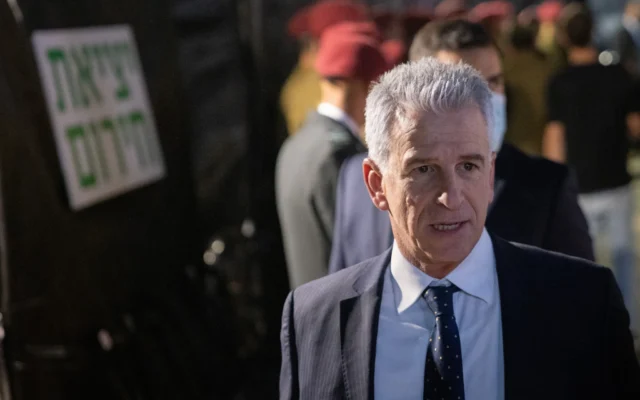 Le chef du Mossad, David Barnea, assiste à une cérémonie organisée au musée du Mémorial de l’Holocauste Yad Vashem à Jérusalem, alors qu’Israël célèbre la Journée de commémoration de la Shoah, le 23 avril 2025. (Chaim Goldberg/Flash90)