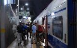 Des passagers descendent à la gare Yitzhak Navon de Jérusalem, le 17 août 2025. (Crédit : Chaim Goldberg/Flash90)