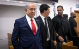 Le Premier ministre Benjamin Netanyahu arrivant dans la salle d’audience pour son témoignage dans le procès intenté contre lui, au tribunal de Tel Aviv, le 28 octobre 2025. (Crédit : Miriam Alster/Flash90)