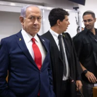 Le Premier ministre Benjamin Netanyahu arrivant dans la salle d’audience pour son témoignage dans le procès intenté contre lui, au tribunal de Tel Aviv, le 28 octobre 2025. (Crédit : Miriam Alster/Flash90)