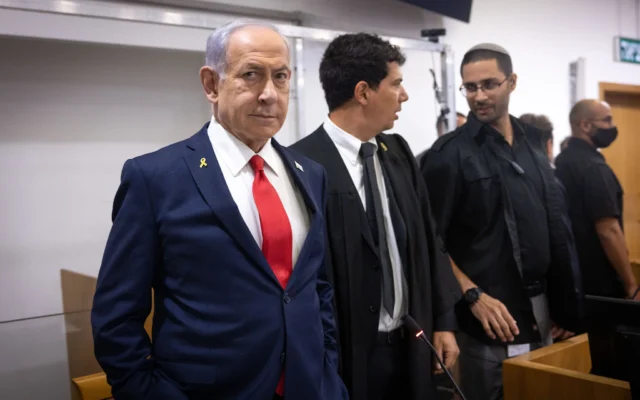 Le Premier ministre Benjamin Netanyahu arrivant dans la salle d’audience pour son témoignage dans le procès intenté contre lui, au tribunal de Tel Aviv, le 28 octobre 2025. (Crédit : Miriam Alster/Flash90) Le Premier ministre Benjamin Netanyahu arrivant dans la salle d’audience pour son témoignage dans le procès intenté contre lui, au tribunal de Tel Aviv, le 28 octobre 2025. (Crédit : Miriam Alster/Flash90)
