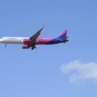 Un avion Wizz Air survole le centre d'Israël, le 7 décembre 2025. (Avshalom Sassoni/FLASH90)
