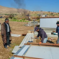 Des familles bédouines vivant près de Jéricho, en Cisjordanie, démontant leurs habitations alors qu'elles s'apprêtent à quitter la région en raison de la recrudescence des attaques menées par des résidents d'implantations israéliens, le 16 janvier 2026. (Crédit : Yaniv Nadav/Flash90)