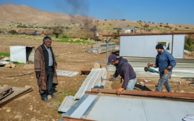 Des familles bédouines vivant près de Jéricho, en Cisjordanie, démontant leurs habitations alors qu'elles s'apprêtent à quitter la région en raison de la recrudescence des attaques menées par des résidents d'implantations israéliens, le 16 janvier 2026. (Crédit : Yaniv Nadav/Flash90) Des familles bédouines vivant près de Jéricho, en Cisjordanie, démontant leurs habitations alors qu'elles s'apprêtent à quitter la région en raison de la recrudescence des attaques menées par des résidents d'implantations israéliens, le 16 janvier 2026. (Crédit : Yaniv Nadav/Flash90)