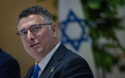 Le ministre des Affaires étrangères, Gideon Saar, au ministère des Affaires étrangères, à Jérusalem, le 18 janvier 2026. (Crédit : Yonatan Sindel/Flash90) Le ministre des Affaires étrangères, Gideon Saar, au ministère des Affaires étrangères, à Jérusalem, le 18 janvier 2026. (Crédit : Yonatan Sindel/Flash90)