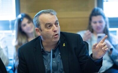 Le député Gilad Kariv (Les Démocrates) assistant à une réunion d'une commission de la Knesset, le 26 janvier 2026. (Crédit : Yonatan Sindel/Flash90)