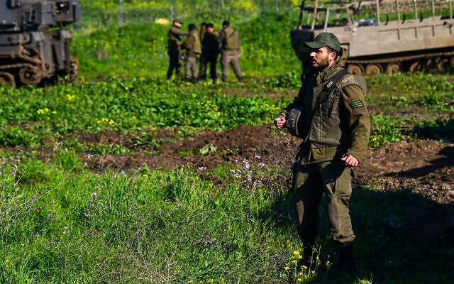 Des soldats israéliens dans une zone de rassemblement près de la frontière israélo-syrienne, dans le nord d'Israël, le 28 février 2026. (Photo : Michael Giladi/Flash90)