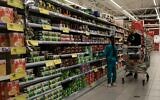 Des Israéliens faisant leurs courses dans un supermarché Carrefour pendant la guerre contre la République islamique d'Iran, à Ashkelon, le 1ᵉʳ mars 2026. (Crédit : Tsafrir Abayov/Flash90)
