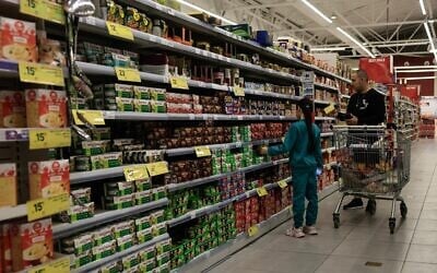 Des Israéliens faisant leurs courses dans un supermarché Carrefour pendant la guerre contre la République islamique d'Iran, à Ashkelon, le 1ᵉʳ mars 2026. (Crédit : Tsafrir Abayov/Flash90)