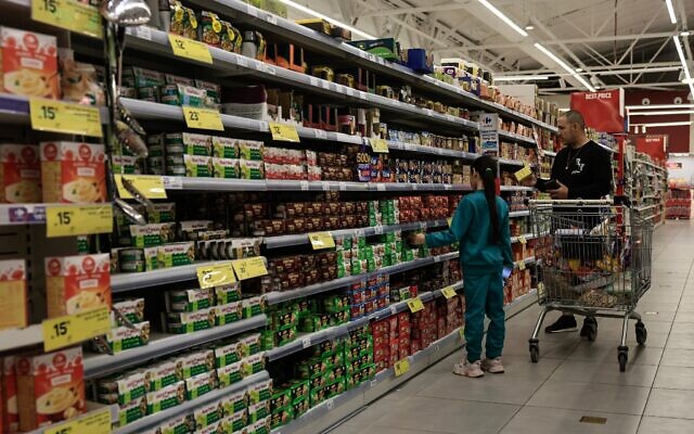 Des Israéliens faisant leurs courses dans un supermarché Carrefour pendant la guerre contre la République islamique d'Iran, à Ashkelon, le 1ᵉʳ mars 2026. (Crédit : Tsafrir Abayov/Flash90)