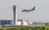Un avion d’Air Haifa atterrit à l’aéroport international Ben Gurion près de Tel Aviv, le 5 mars 2026. (Crédit : Yossi Aloni/Flash90)