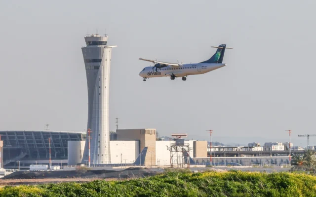 Un avion d’Air Haifa atterrit à l’aéroport international Ben Gurion près de Tel Aviv, le 5 mars 2026. (Crédit : Yossi Aloni/Flash90) Un avion d’Air Haifa atterrit à l’aéroport international Ben Gurion près de Tel Aviv, le 5 mars 2026. (Crédit : Yossi Aloni/Flash90)