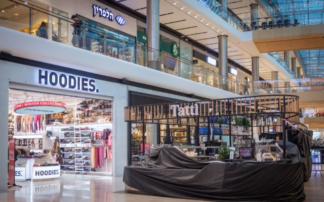 Des Israéliens au centre commercial Azrieli, où les commerces ont rouvert après plusieurs jours de fermeture en raison de la guerre en cours entre Israël, les États-Unis et l’Iran, à Givatayim, près de Tel Aviv, le 6 mars 2026. (Crédit : Miriam Alster/FLASH90) Des Israéliens au centre commercial Azrieli, où les commerces ont rouvert après plusieurs jours de fermeture en raison de la guerre en cours entre Israël, les États-Unis et l’Iran, à Givatayim, près de Tel Aviv, le 6 mars 2026. (Crédit : Miriam Alster/FLASH90)