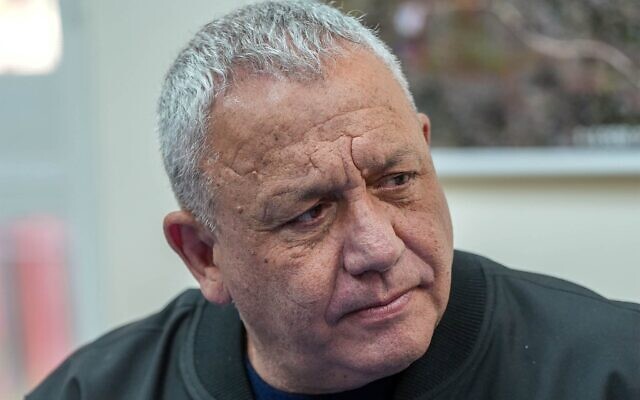 L'ancien chef d'état-major de l'armée israélienne, Gadi Eisenkot, lors d'une visite au kibboutz Yiftah, près de la frontière israélienne avec le Liban, le 9 mars 2026. (Crédit : Ayal Margolin/Flash90)