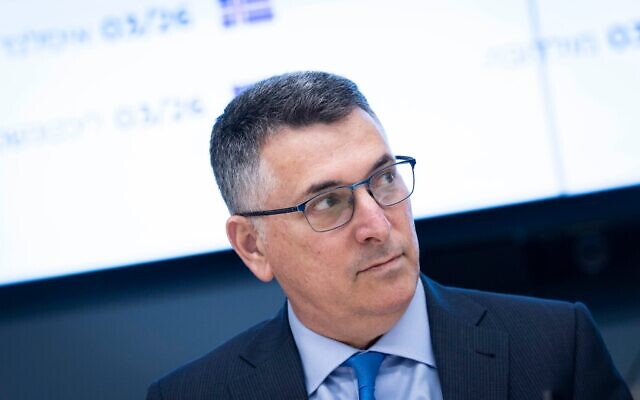 Le ministre des Affaires étrangères Gideon Saar prenant la parole lors d’une réunion de la sous-commission de la Politique étrangère et de la Diplomatie publique, au ministère des Affaires étrangères, à Jérusalem, le 23 mars 2026. (Crédit : Chaïm Goldberg/Flash90)
