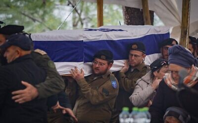 La famille et les amis du sergent Aviaad Elchanan Volansky, de l'armée israélienne, assistent à ses funérailles au cimetière militaire du Mont Herzl à Jérusalem, le 27 mars 2026. (Crédit : Oren Ben Hakoon/Flash90)